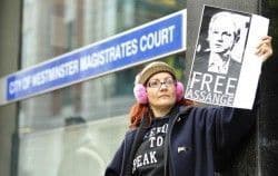 Julian Assange est traité comme un animal dans une cage