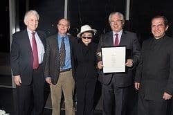 Julian Assange reçoit le Premier Prix Yoko Ono Lennon
