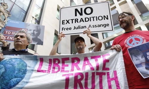 Julian Assange présente des symptômes de torture psychologique, selon un expert de l’ONU (The Guardian)