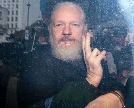 Une juge britannique condamne Assange à la prison indéfiniment, en dépit de la fin de sa peine de prison