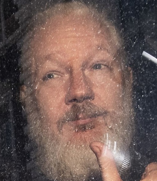 « Julian Assange se meurt en prison pour avoir rendu publics ces crimes de guerre »: tribune d’Eva Joly dans Le Monde