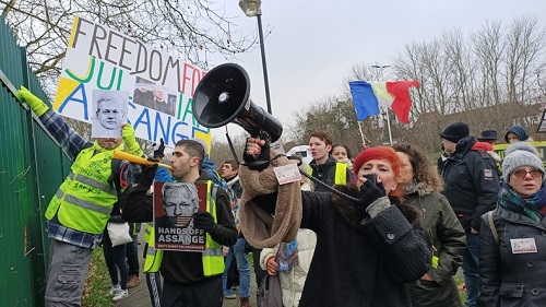 «Free Assange» : l’action coup de poing de Gilets jaunes devant la prison de Belmarsh