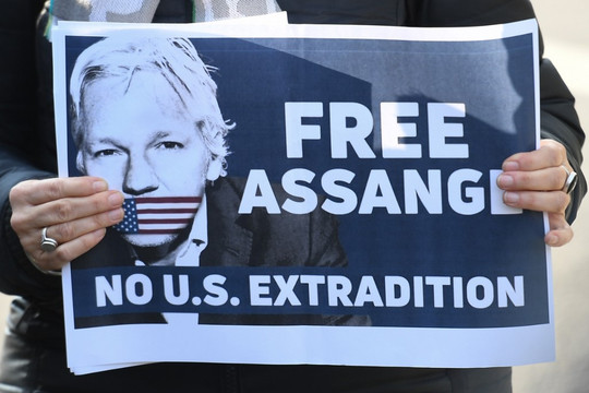Les trois syndicats de journalistes français écrivent à Julian Assange