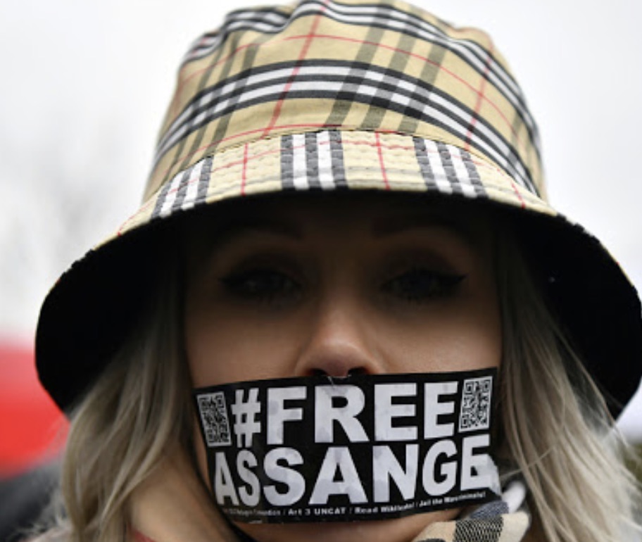 « L’extraordinaire solidarité pour la libération de Julian Assange lui permet de tenir » : John Shipton, père de Julian Assange