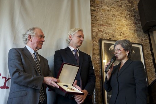 « Assange est très attaché à ses principes et doté d’un courage énorme ».
