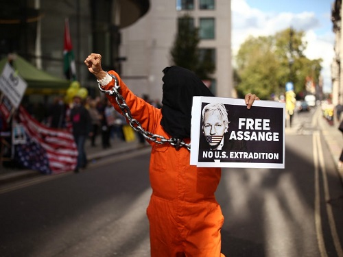 Le cas d’extradition d’Assange est une attaque sans précédent contre la liberté de la presse – alors pourquoi les médias n’en parlent pratiquement pas  ? (The Independent)