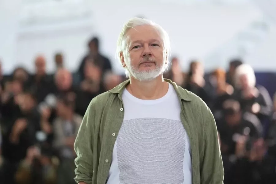assange_tshirt_cannes